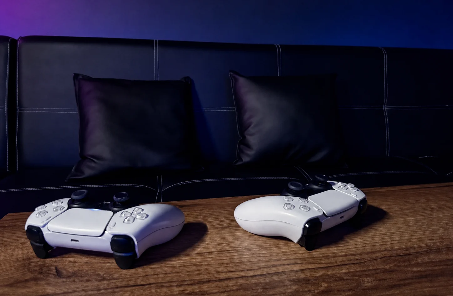 Зона PlayStation 5 в Plan B — DualSense на кожаном диване